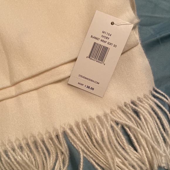 Steve Madden Soft Blanket Wrap - Picture 2 of 4